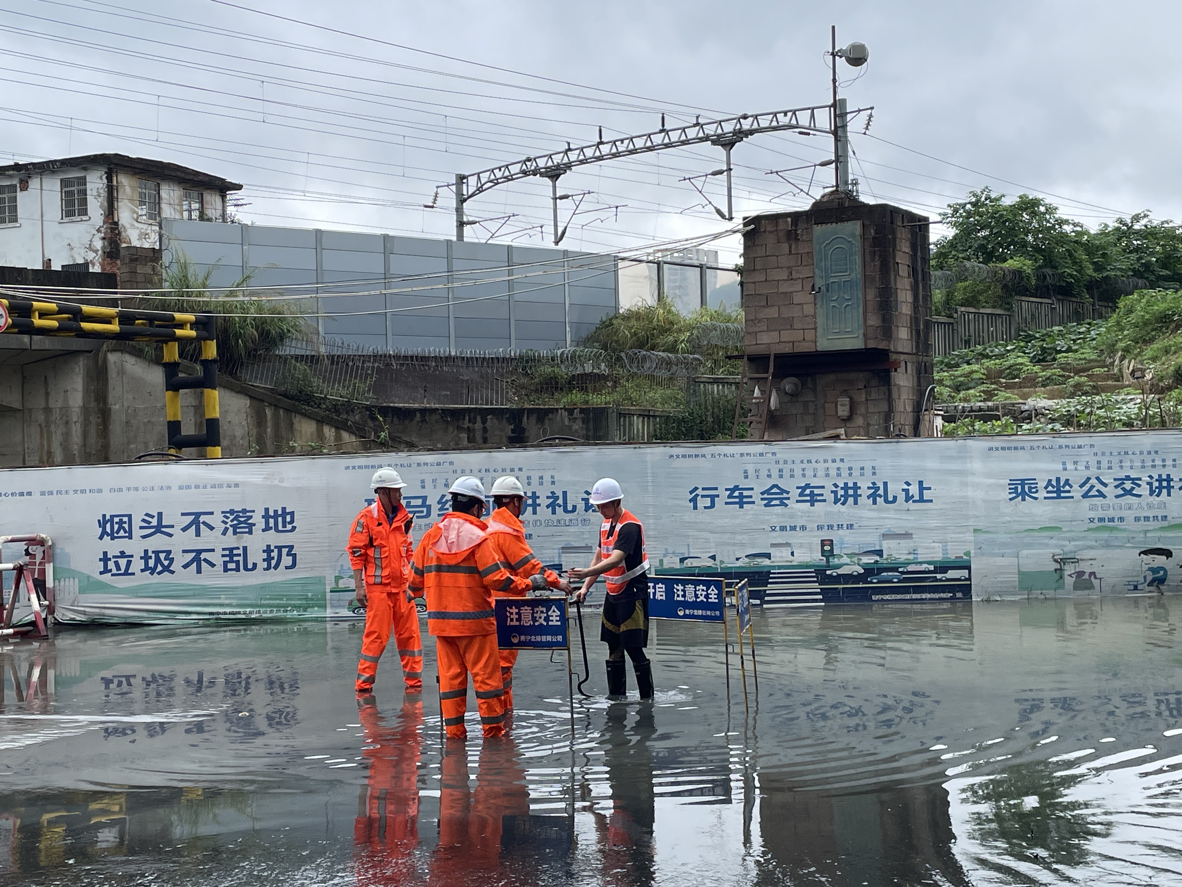 積極應(yīng)對(duì)強(qiáng)降雨，市排水公司連夜出擊排水搶險(xiǎn)